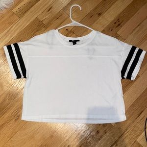 WHITE TEE WITH 2 STRIPES ON SLEEVE